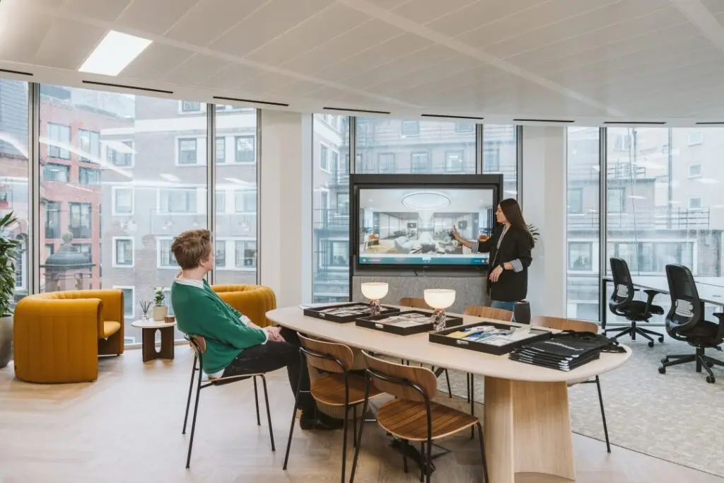 Do Digital Agency team collaborating on immersive marketing project
